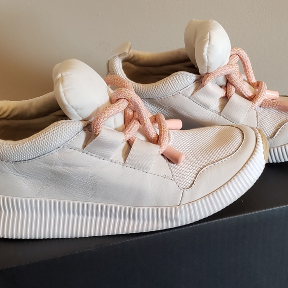 Sorel - Picture 1 of 5